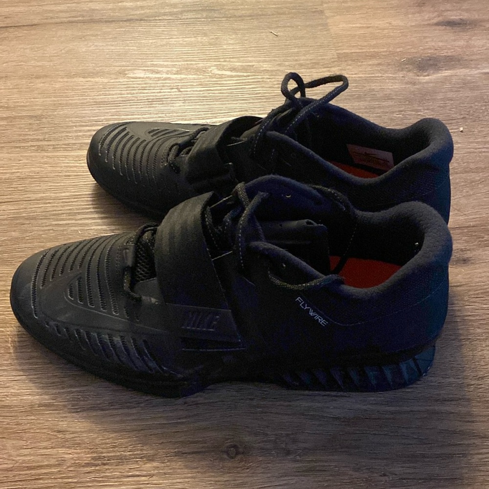 Lightly used Nike ramaleos 3 size 11 NO BOX
